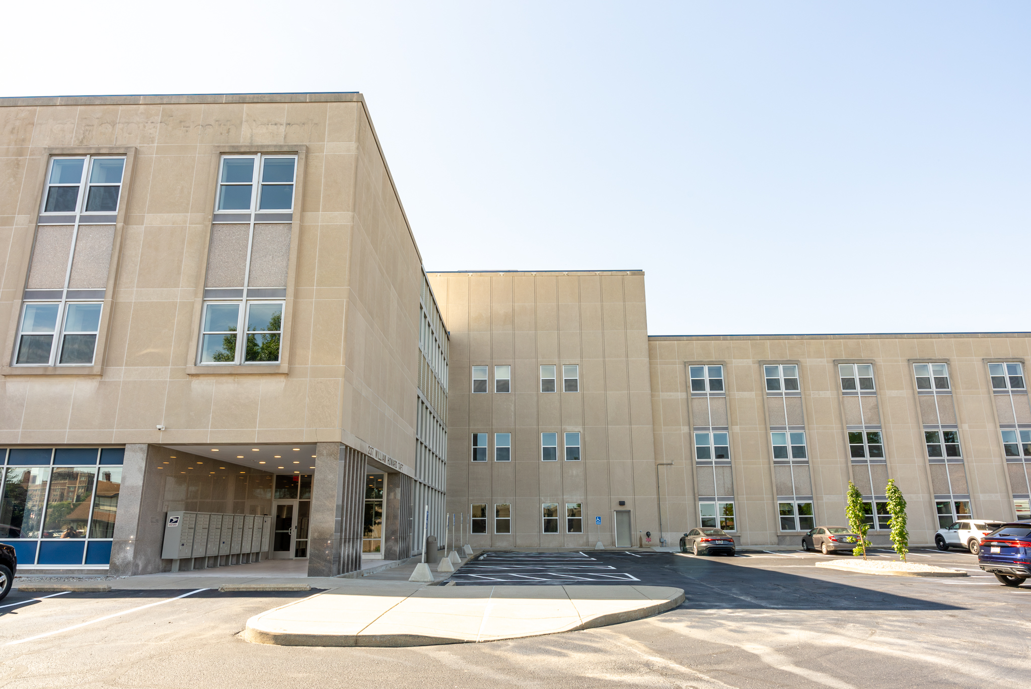 Exterior view of Union on Taft's 3-story building with mail boxes near the front door and accessible parking in front.